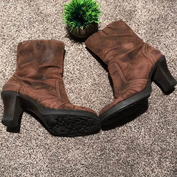 Distressed boots - Picture 2 of 6